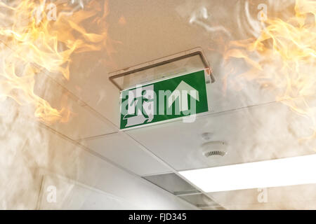 Sortie de secours - incendie dans le bureau Banque D'Images