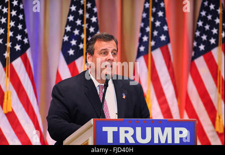 Palm Beach, Floride, USA. 1er mars 2016. New Jersey Gov. Chris Christie introduit le républicain Donald Trump lors d'une conférence de presse à sa Mar-a-Lago Club le Super Mardi, Mars 1, 2016, à Palm Beach, en Floride. Crédit : Paul Hennessy/Alamy Live News Banque D'Images