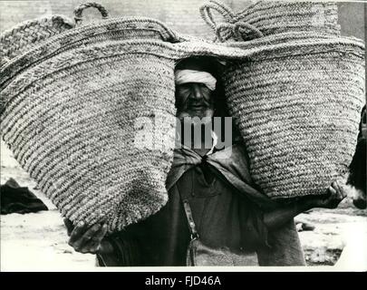 1968 - Double marocain paniers pour la vente. Cette photo montre homme porte marocain de paniers, lits jumeaux à vendre le jour du marché à des gens avec des mulets. Il a aussi les vend à des touristes qui n'ont pas peut-être un mulet mais comme pour les ramener chez eux comme souvineers. © Keystone Photos USA/ZUMAPRESS.com/Alamy Live News Banque D'Images