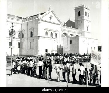 1968 - Exposition de Saint Xavier attire des milliers de pèlerins. Le corps de Saint François Xavier, qui est révélé tous les dix ou douze ans, est maintenant en vue de milliers de pèlerins catholiques consacrées, qui viennent de toute l'Inde et de l'étranger, pour voir le corps dans le miraculés SE Cathédrale de Old Goa, Inde, le corps a été consacré dans la basilique de Bom Jesus, à Goa, depuis la mort du saint en 1552. Saint François, connu comme l'apôtre de l'Orient, est venu à Goa, la colonie portugaise sur la côte ouest de l'Inde, en 1542 comme missionnaire. Il est né en Espagne. L'extraordinaire Banque D'Images