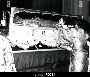 1968 - Exposition de Saint François Xavier attire des milliers de pèlerins : Le corps de Saint François Xavier, qui est révélé dix ou douze ans, est maintenant en vue de milliers de pèlerins consacrée, qui viennent de toute l'Inde et de l'étranger, pour voir le corps dans le miraculés Se Cathédrale de Old Goa, Inde. Le corps a été consacré dans la basilique de Bom Jesus, à Goa, depuis la mort du saint en 1552.St. Francis, connu comme l'Apôtre o l'Est, est venu à Goa, la colonie portugaise sur la côte ouest de l'Inde, en 1542 en tant que missionnaire. Il est né en Espagne. La résistance extraordinaire Banque D'Images