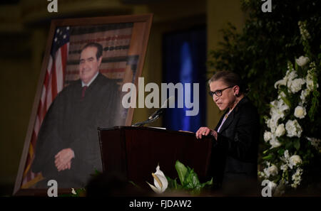 Washington DC, USA. 1er mars 2016. Associer de la Cour Suprême de Justice Ruth Bader Ginsburg parle au service funèbre pour la fin de l'associer de la Cour suprême Antonin Scalia au Mayflower Hotel à Washington, DC, le mardi 1er mars 2016. Dpa : Crédit photo alliance/Alamy Live News Banque D'Images