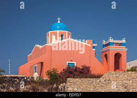 Image de l'église peinte en rouge sur l'île de Santorin, Grèce. Banque D'Images