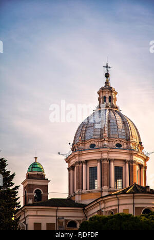 Image de l'un des nombreux ornate church coupoles à Rome, Italie. Banque D'Images