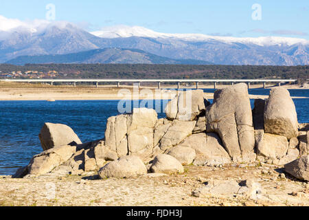 Les zones rocheuses sur le lac de Valmayor, Madrid, Espagne Banque D'Images