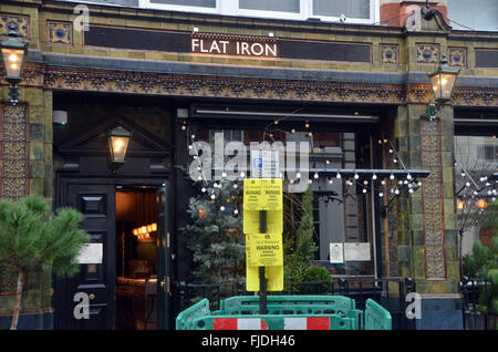 Londres, Royaume-Uni, le 1 mars 2016, le trafic de contrôle de Westminster maréchaux restrictions de stationnement dans le West End. Banque D'Images