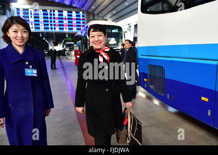 Beijing, Chine. 2e Mar, 2016. Jin Lingzhan (R), un adjoint pour le 12e Congrès national du peuple du nord de la Chine, province de Hebei, marche jusqu'à une navette de bus après qu'elle arrive à la gare ouest de Beijing, à Beijing, capitale de la Chine, le 2 mars 2016. La quatrième session annuelle de la 12e Assemblée populaire nationale sera ouverte le 5 mars. © Liu Junxi/Xinhua/Alamy Live News Banque D'Images