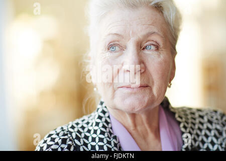 Portrait d'une belle femme senior Banque D'Images