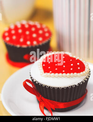 Belle coeur décorée pour cupcake saint-valentin. Dessert romantique Banque D'Images