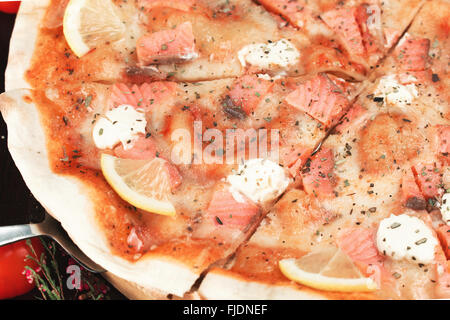 Pizza savoureuse avec le poisson et le fromage. Profondeur de champ Banque D'Images