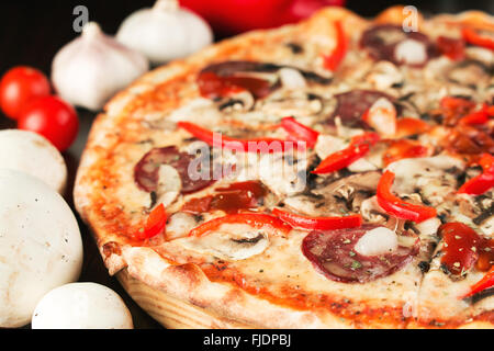Pizza au poivron, saucisses et légumes close-up. Profondeur de champ Banque D'Images