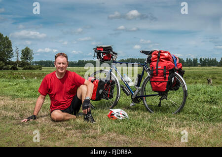 Tourisme à vélo, sur un voyage de camping à vélo en France Banque D'Images