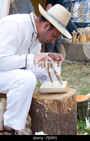 TEWKESBURY, des bureaux extérieurs. UK-13 JUILLET : création d'un bol en bois sculpté à la main le 13 juillet 2014 à Tewkesbury Fête médiévale, UK Banque D'Images