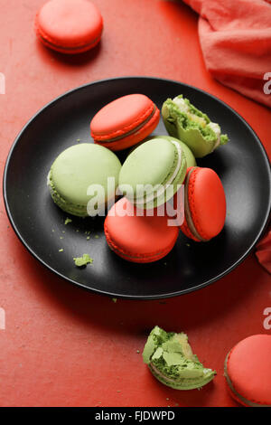 Macarons rouges et verts sur la plaque, de l'alimentation libre Banque D'Images