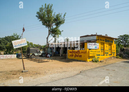 Un dhaba sur l'autoroute d'Udaipur à Jaipur, Rajasthan, Inde Banque D'Images