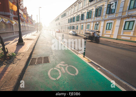 Vélo vert terrain à proximité de la route de Bangkok, Thaïlande. Il y a une distance du soleil en raison de la fin de l'après-midi avant le coucher du soleil. L Banque D'Images