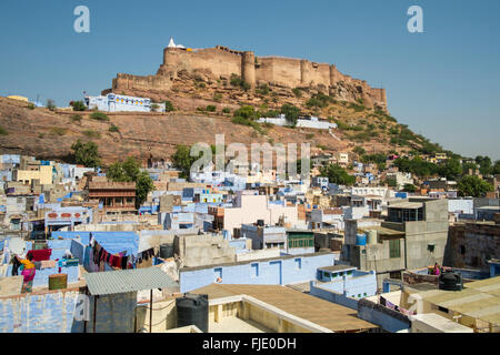 Mehrangarh Fort considéré comme une toile de fond de la ville bleue de Jodhpur, Rajasthan, India Banque D'Images