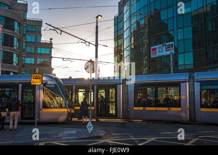 Le tramway Luas à Dublin, en Irlande, au petit matin sur quartier financier. Banque D'Images