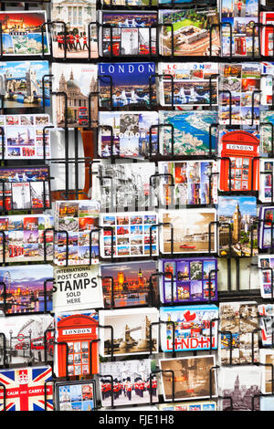 Cartes postales souvenirs de Londres en rack à vendre à Camden Town, Londres, Royaume-Uni en février Banque D'Images