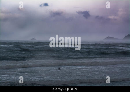 L'Anse de Sennen, Cornwall, UK. 2 mars 2016. Météo .UK. Jake hits Sennen Cove tempête ce matin, avec des vents de 70mph battues de la côte. Crédit : Simon Maycock/Alamy Live News Banque D'Images