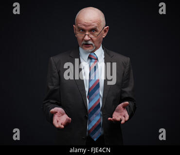 Portrait de senior businessman isolé sur fond noir Banque D'Images