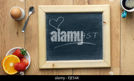 Petit-déjeuner d'amour écrit sur un tableau Banque D'Images