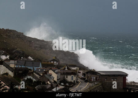 L'Anse de Sennen, Cornwall, UK. 2 mars 2016. Météo .UK. Jake hits Sennen Cove tempête ce matin, avec des vents de 70mph battues de la côte. Crédit : © Simon Maycock/Alamy Live News Banque D'Images