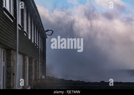 L'Anse de Sennen, Cornwall, UK. 2 mars 2016. Météo .UK. Jake hits Sennen Cove tempête ce matin, avec des vents de 70mph battues de la côte. Crédit : © Simon Maycock/Alamy Live News Banque D'Images