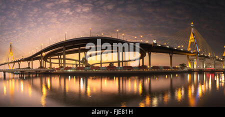 Bhumibol Bridge au coucher du soleil Banque D'Images