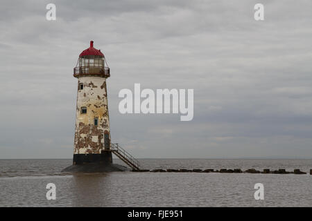 Point d'Ayr, phare abandonné sur la pointe septentrionale du pays de Galles. Flintshire, Talacre, Royaume-Uni. Banque D'Images