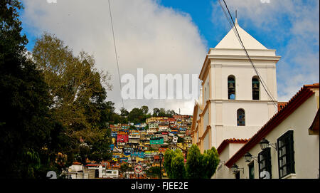 Voir des bidonvilles sur colline à El Hatillo, Caracas, Venezuela Banque D'Images