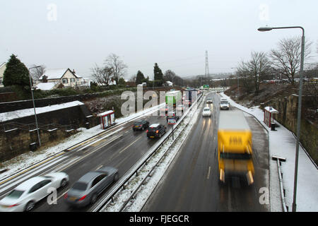 Huddersfield, West Yorkshire, Royaume-Uni. 2 mars, 2016. La neige a causé des problèmes de circulation, le long de la route de Halifax à Huddersfield aujourd'hui, en photo le 2 mars 2016. Chutes de neige et les conditions de travail dans le West Yorkshire icey ont causé des retards et des perturbations de trafic pour le transport public local. Harry Whitehead / Alamy Live News Banque D'Images