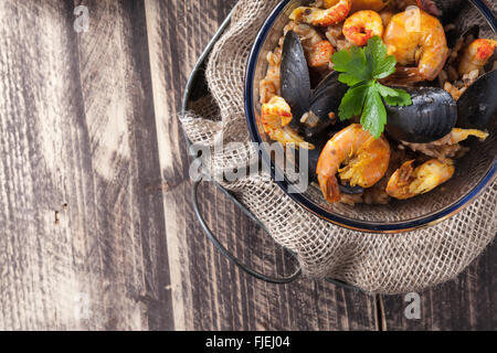 Arroz de marisco portugais Paella de fruits de mer classique rustique riz au curry plat d'été Banque D'Images