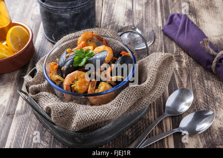 Arroz de marisco portugais Paella de fruits de mer classique rustique riz au curry plat d'été Banque D'Images