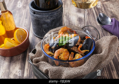 Arroz de marisco portugais Paella de fruits de mer classique rustique riz au curry plat d'été Banque D'Images