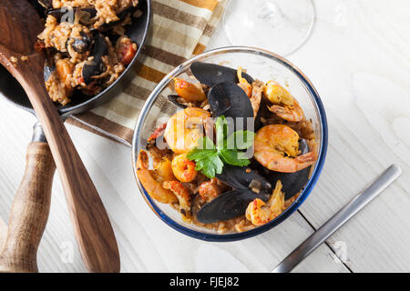 Arroz de marisco portugais Paella de fruits de mer classique rustique riz au curry plat d'été Banque D'Images