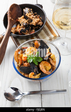 Arroz de marisco portugais Paella de fruits de mer classique rustique riz au curry plat d'été Banque D'Images