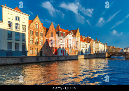 Canal de Bruges avec de belles maisons Spiegelrei Banque D'Images