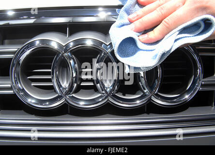 Genève, Suisse. 09Th Mar, 2016. Un logo Audi est considéré à l'International de l'Automobile de Genève au cours de la deuxième journée de la presse à Genève, Suisse, 02 mars 2016. Le salon sera ouvert au public du 03 au 13 mars 2016. Photo : ULI DECK/dpa/Alamy Live News Banque D'Images