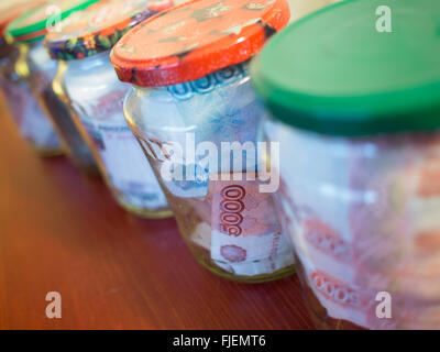 Les pots d'argent comptant. Les bocaux en verre avec des billets en euros Banque D'Images