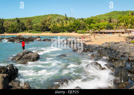 Om Beach à Gokarna dans l'état indien du Karnataka est une populaire destination Backpacker's Banque D'Images