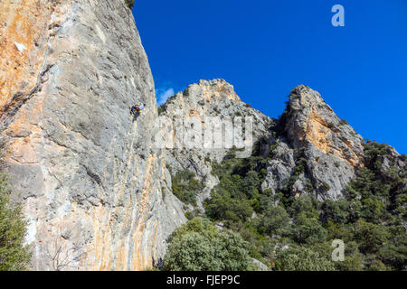 Male rock climber sur falaise calcaire abrupte Espagne Banque D'Images