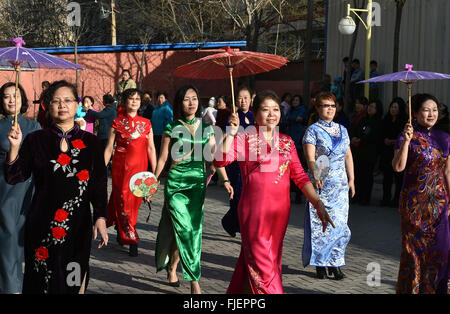 Taiyuan, la province de Shanxi. 2e Mar, 2016. Les résidents locaux en robe traditionnelle chinoise prendre part à un amateur modèle montrent dans leur communauté pour célébrer l'entrée de la Journée internationale de la femme, à Taiyuan, capitale de la province de Shanxi en Chine du nord, le 2 mars 2016. L'assemblée annuelle de la Journée internationale de la femme va tomber le 8 mars. © Cao Yang/Xinhua/Alamy Live News Banque D'Images