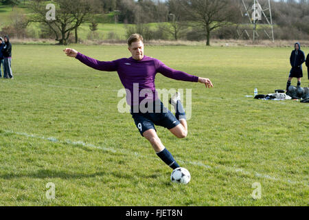 Dimanche Football', player kicking ball Banque D'Images