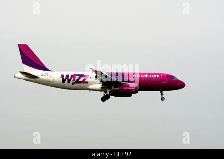 Wizz Air Airbus A320 atterrissage à l'aéroport de Birmingham, Royaume-Uni Banque D'Images