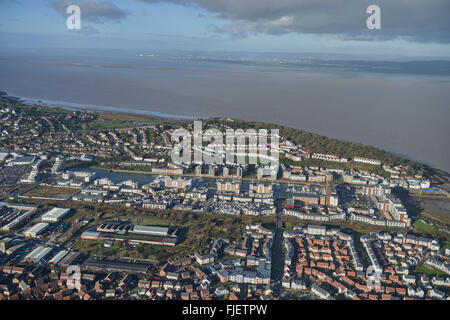 Une vue aérienne de la ville de Somerset Portishead avec le canal de Bristol et Newport visible dans la distance Banque D'Images