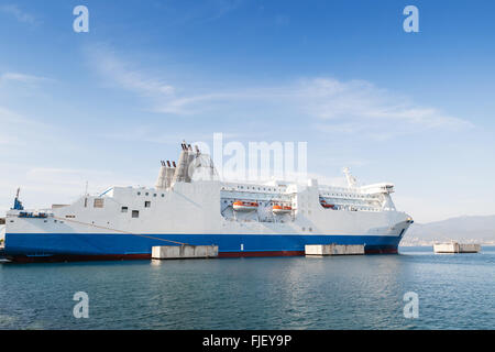Ferry blanc navire amarré dans le port d'Ajaccio, Corse Banque D'Images