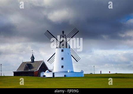 Lytham St Annes, Lancashire. 2 mars, 2016 UK Weather. Soleil du printemps et douches dans le nord avec pour commencer la journée instable avec averses en début de matinée. Sensation de froid, avec des vents forts. Credit : Mar Photographics/Alamy Live News Banque D'Images