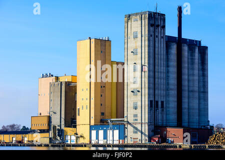 Solvesborg, Suède - 27 Février 2016 : Les grands silos dans la zone du port sont destinés à être démolis pour faire place à de nouvelles home Banque D'Images