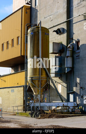 Solvesborg, Suède - 27 Février 2016 : un petit abandonné silo sur l'extérieur d'un bâtiment industriel avec des détails intéressants Banque D'Images